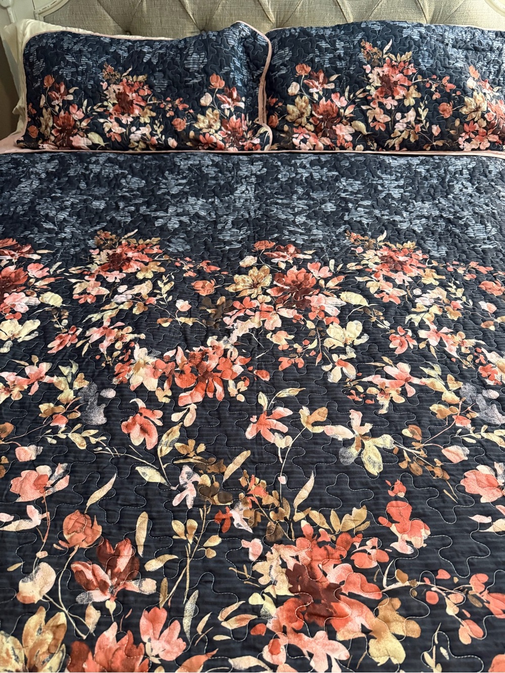 King size bedspread w/2 king shams. Reversible. Navy/Pink. Floral pattern. Nw/oT
